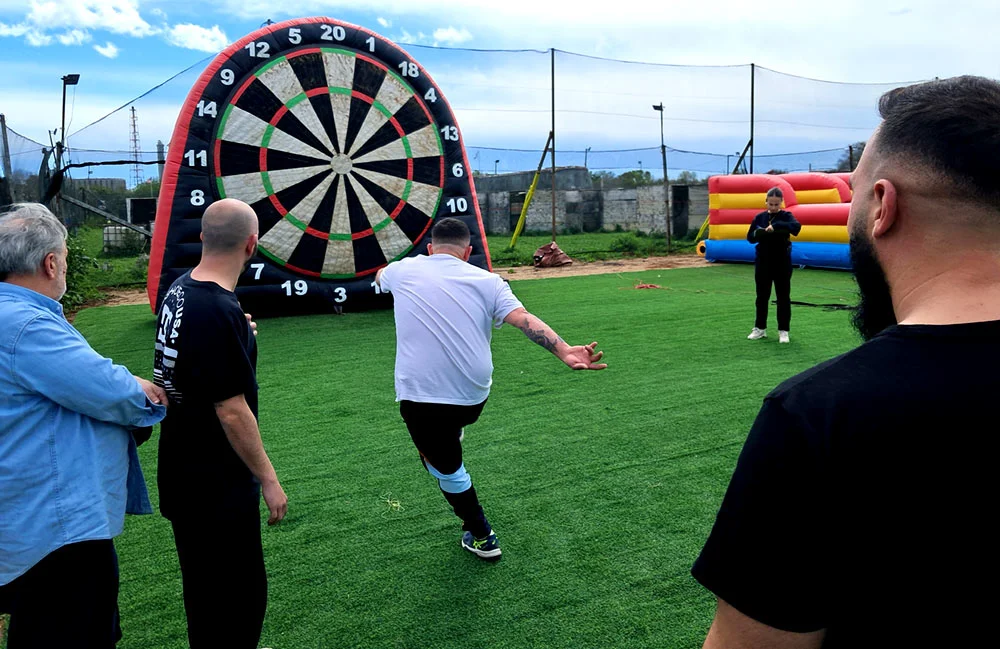 Fútbol diana hinchable en humor amarillo cambrils